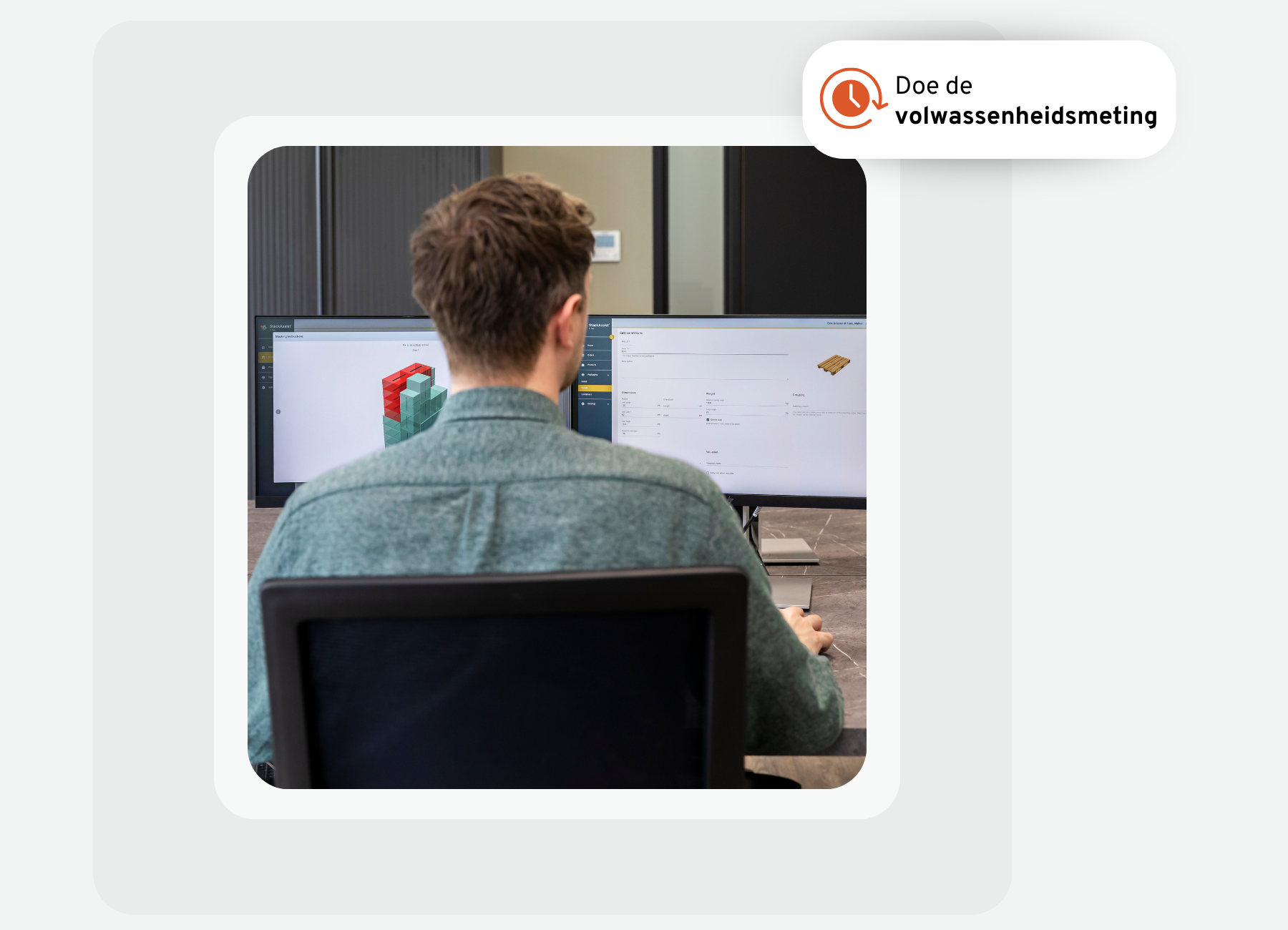 Medewerker voert volwassenheidsmeting uit met verpakkingssoftware op dual screen voor optimalisatie van verpakkingsprocessen