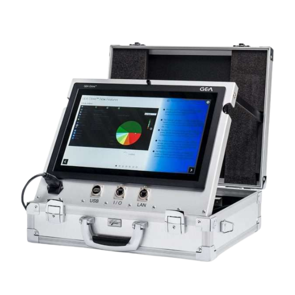 Zilverkleurige presentatiekoffer van GEA met een ingebouwd scherm dat een interactieve interface toont. Voorzien van USB-, I/O- en LAN-poorten, biedt de koffer connectiviteitsopties voor diverse presentatie- of bedieningsdoeleinden. Het compacte ontwerp maakt het ideaal voor draagbare demonstraties of presentaties, met een robuuste constructie voor bescherming tijdens transport.