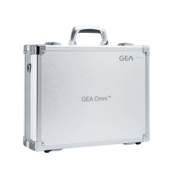 Zilverkleurige GEA Omni presentatiekoffer met een stevig handvat voor eenvoudig vervoer. Het strakke, minimalistische ontwerp benadrukt de draagbaarheid en duurzaamheid van de koffer, ideaal voor het veilig meenemen van gevoelige apparatuur of presentatiemateriaal. De koffer draagt het GEA-logo en is ontworpen voor veelzijdig gebruik in industriële of commerciële omgevingen.