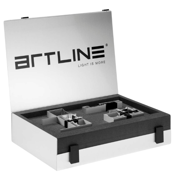 Een open aluminium presentatiekoffer van Artline, met de tekst "Light is More" op de binnenzijde van het deksel. De koffer toont een netjes georganiseerde indeling voor het presenteren van producten of onderdelen, ideaal voor gebruik tijdens productdemonstraties of beurzen.