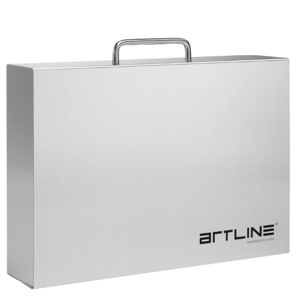Een elegante zilverkleurige draagkoffer met het logo van Artline en de tekst "Inspired by Sapa" in de rechter benedenhoek. De koffer heeft een slank en modern design met een stevig metalen handvat aan de bovenkant, ideaal voor het veilig vervoeren van verlichtingsproducten en demonstratie-exemplaren.