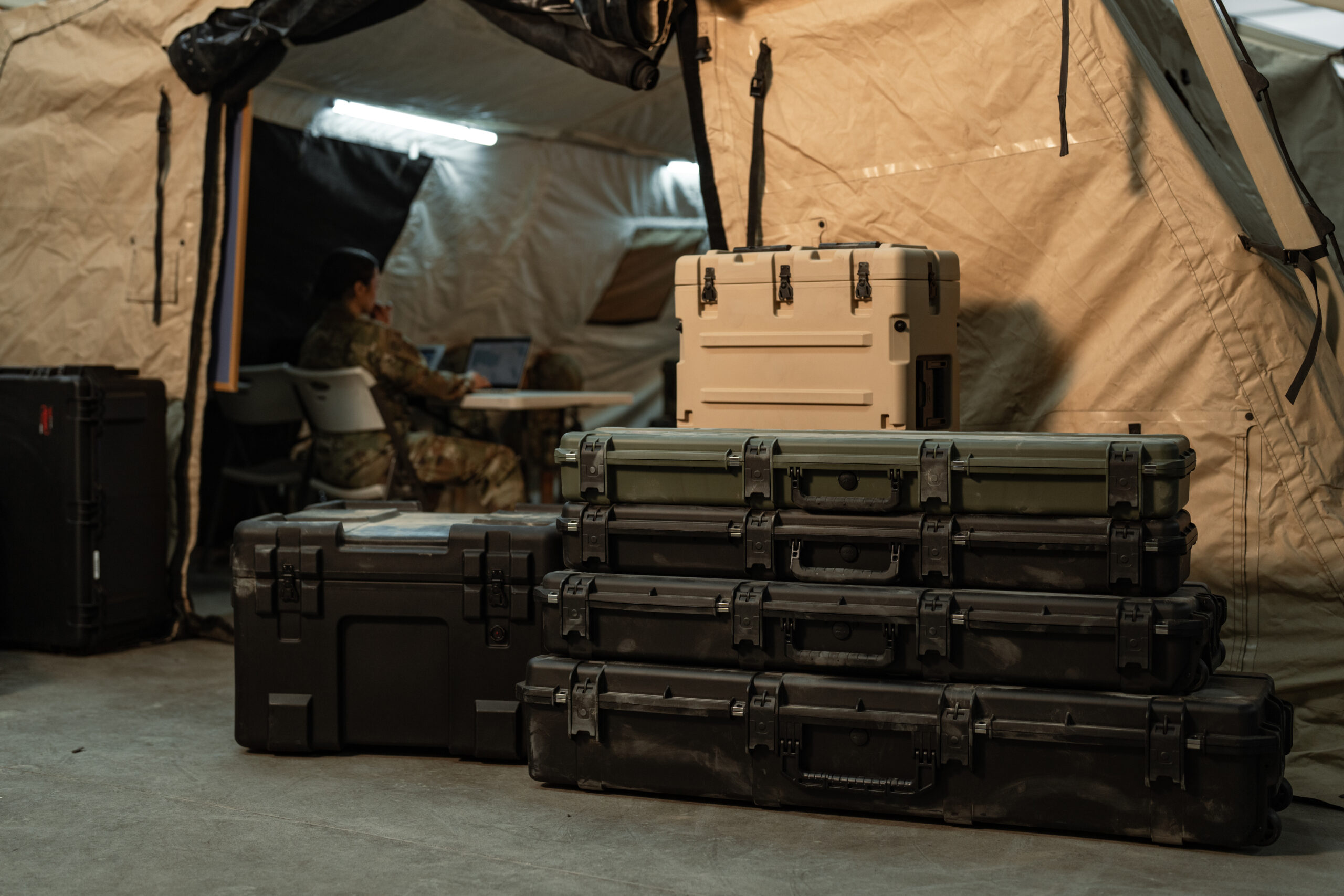 Welke materialen worden gebruikt voor militaire transportkisten?