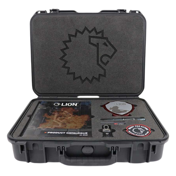 Open presentatiekoffer van Lion, gevuld met een productcatalogus, promotiematerialen, badges, een USB-stick en een op maat gemaakte sleuf voor een pen. De binnenkant van de koffer is voorzien van speciaal schuim met het Lion-logo, dat zorgt voor een nette presentatie en bescherming van de inhoud. Ideaal voor presentaties, beurzen en promotionele evenementen.