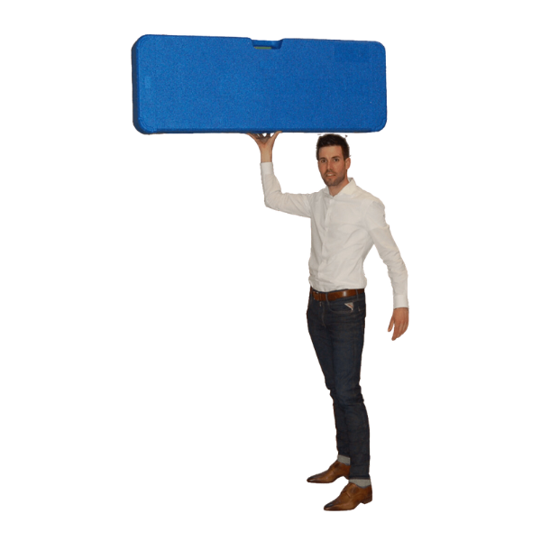 Man tilt eenvoudig een lichtgewicht EPP koffer op, illustrerend de draagbaarheid en duurzame eigenschappen van het materiaal.