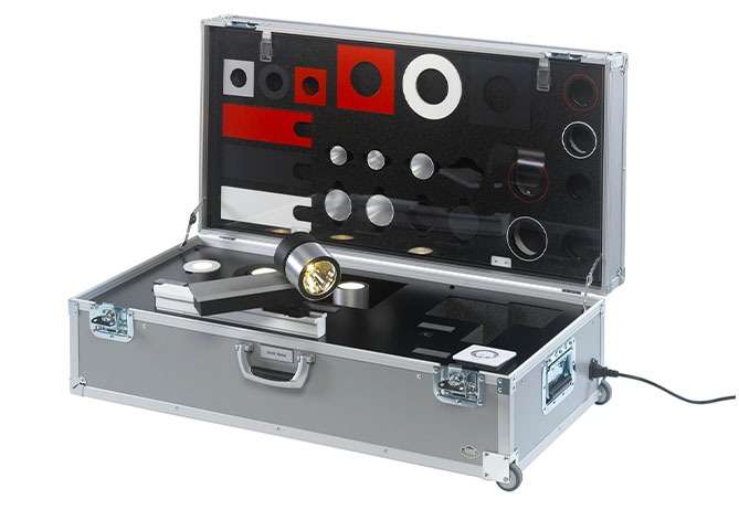 Flightcase met op maat gemaakt interieur voor presentatie van producten zoals lampen met elektra aansluiting