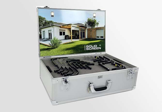 Presentatiekoffer met op maat gemaakt interieur voor SolidScreen producten en visueel display