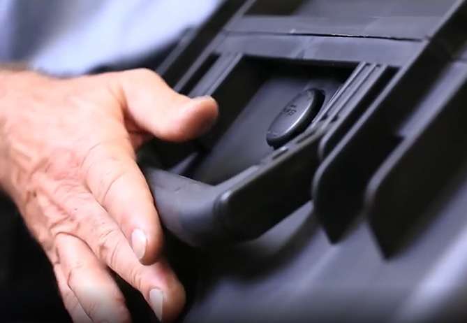 Detail van SKB 3i Series kofferhandvat met drukventiel