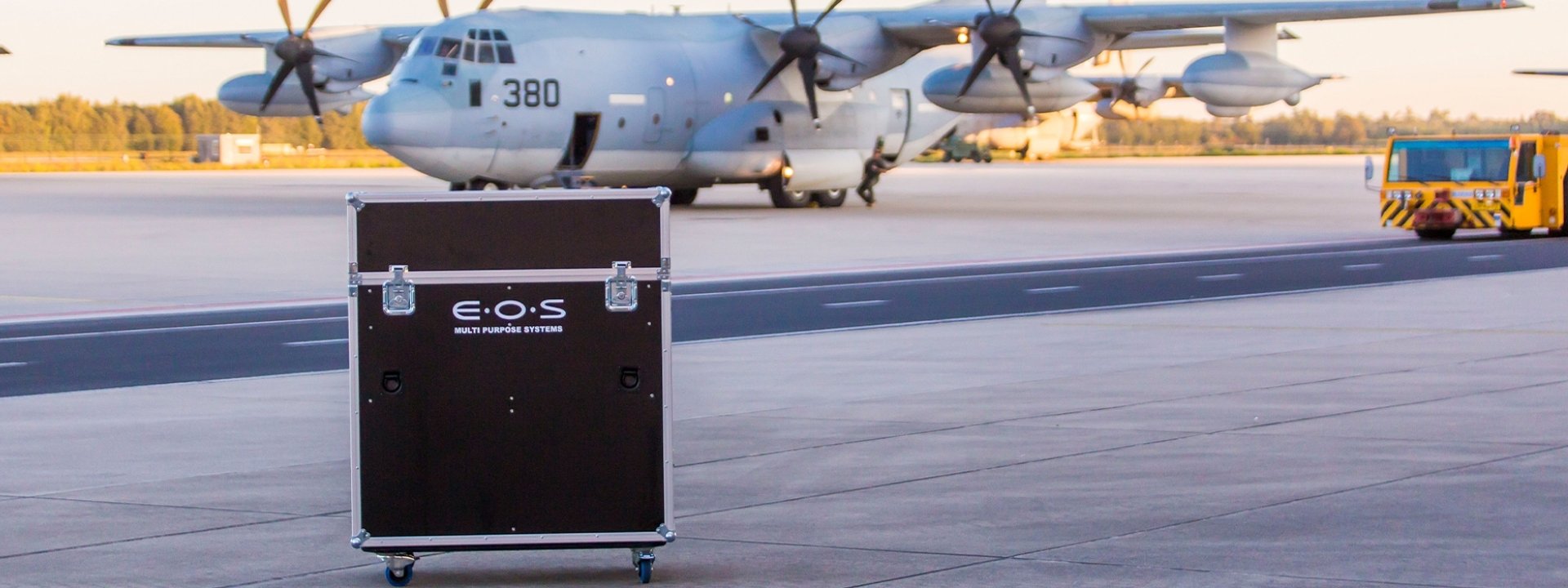 Flightcase bij vliegveld klaar voor transport