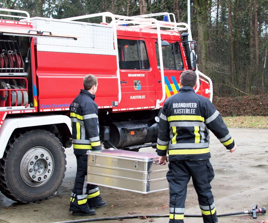 Brandweer Kasterlee met aluminium kist van Defender naast brandweerwagen