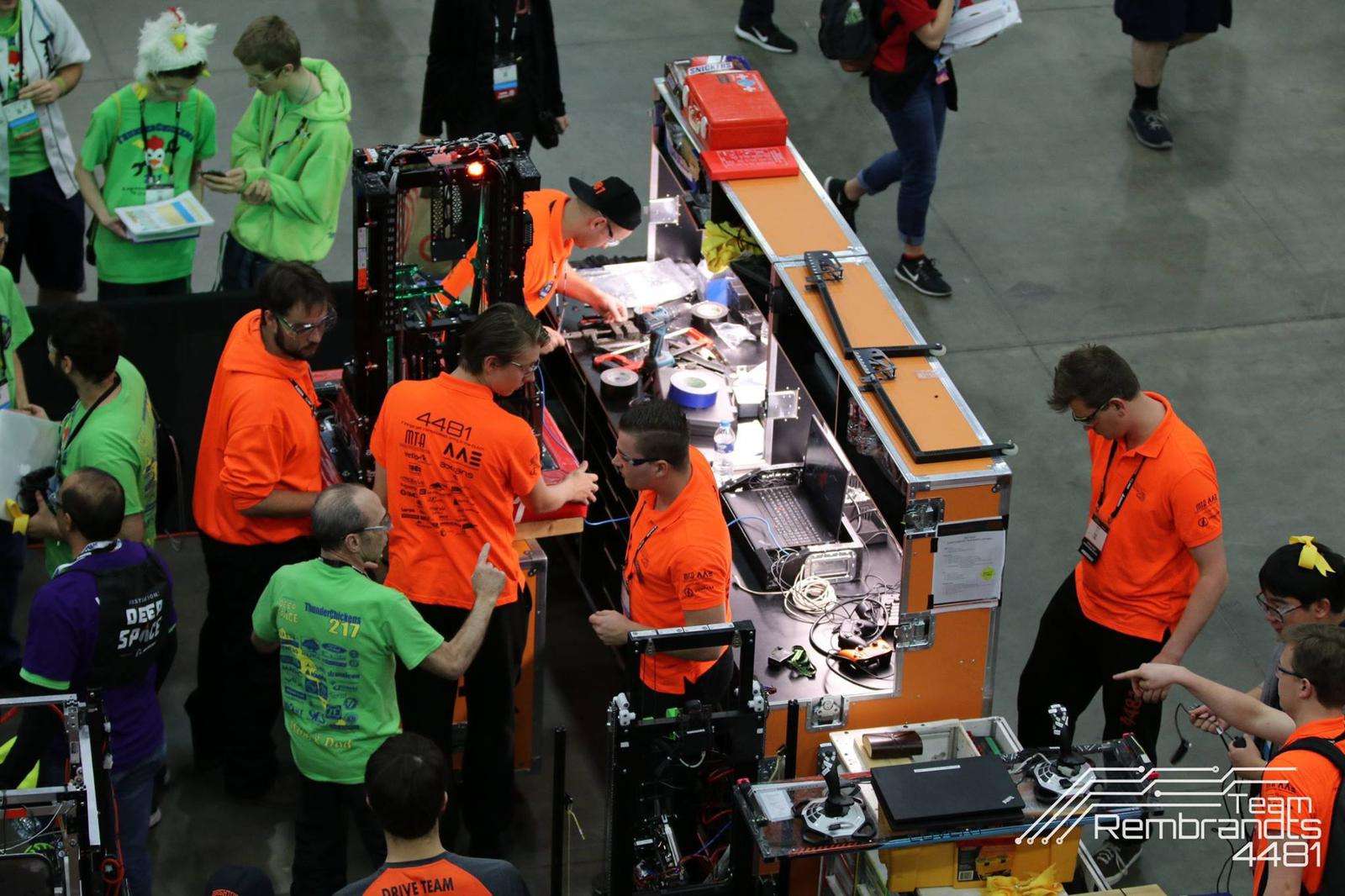 Team Rembrandts voert reparaties uit aan robot in de pit