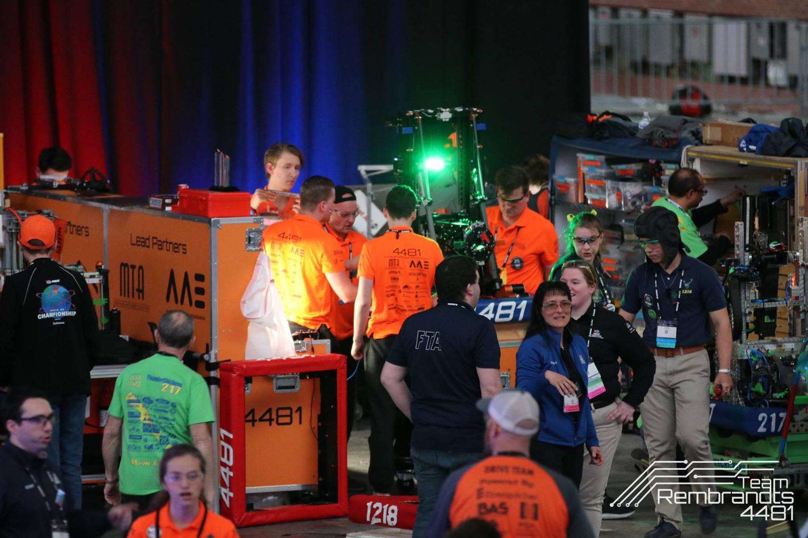 Team Rembrandts werkt aan robot in de pit tijdens wedstrijd