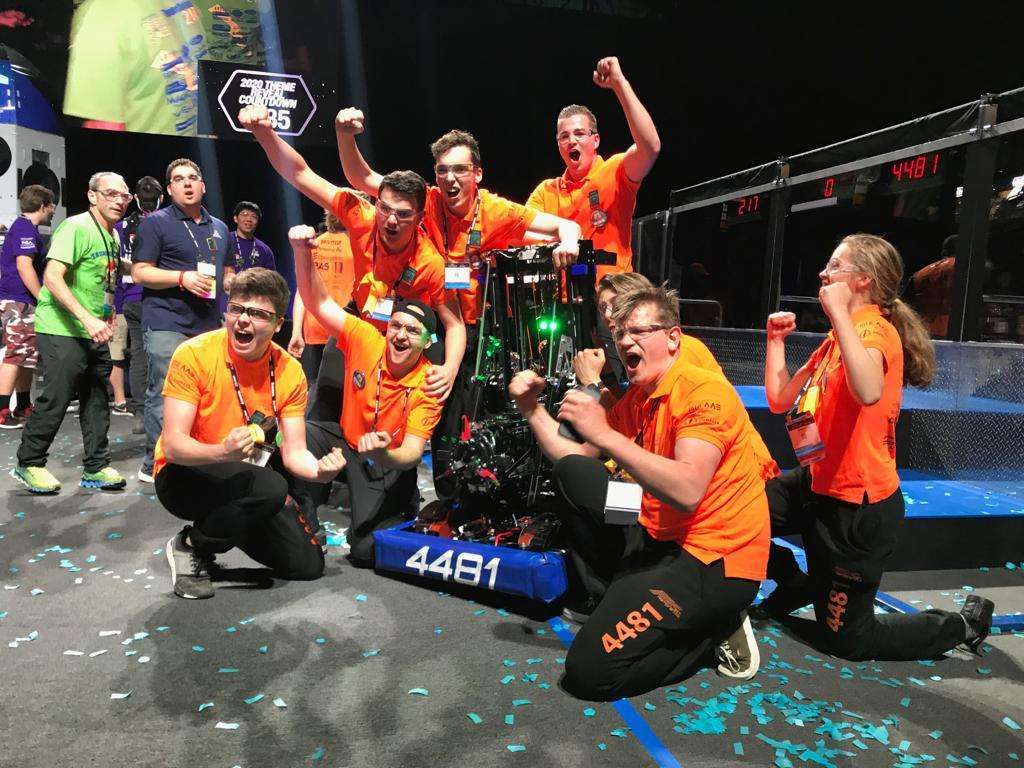 Team Rembrandts viert overwinning met robot tijdens competitie