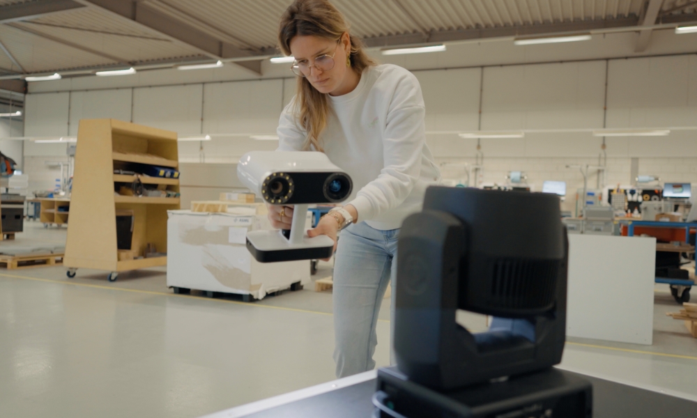 Faes employee scans product with 3D scanner in production environment