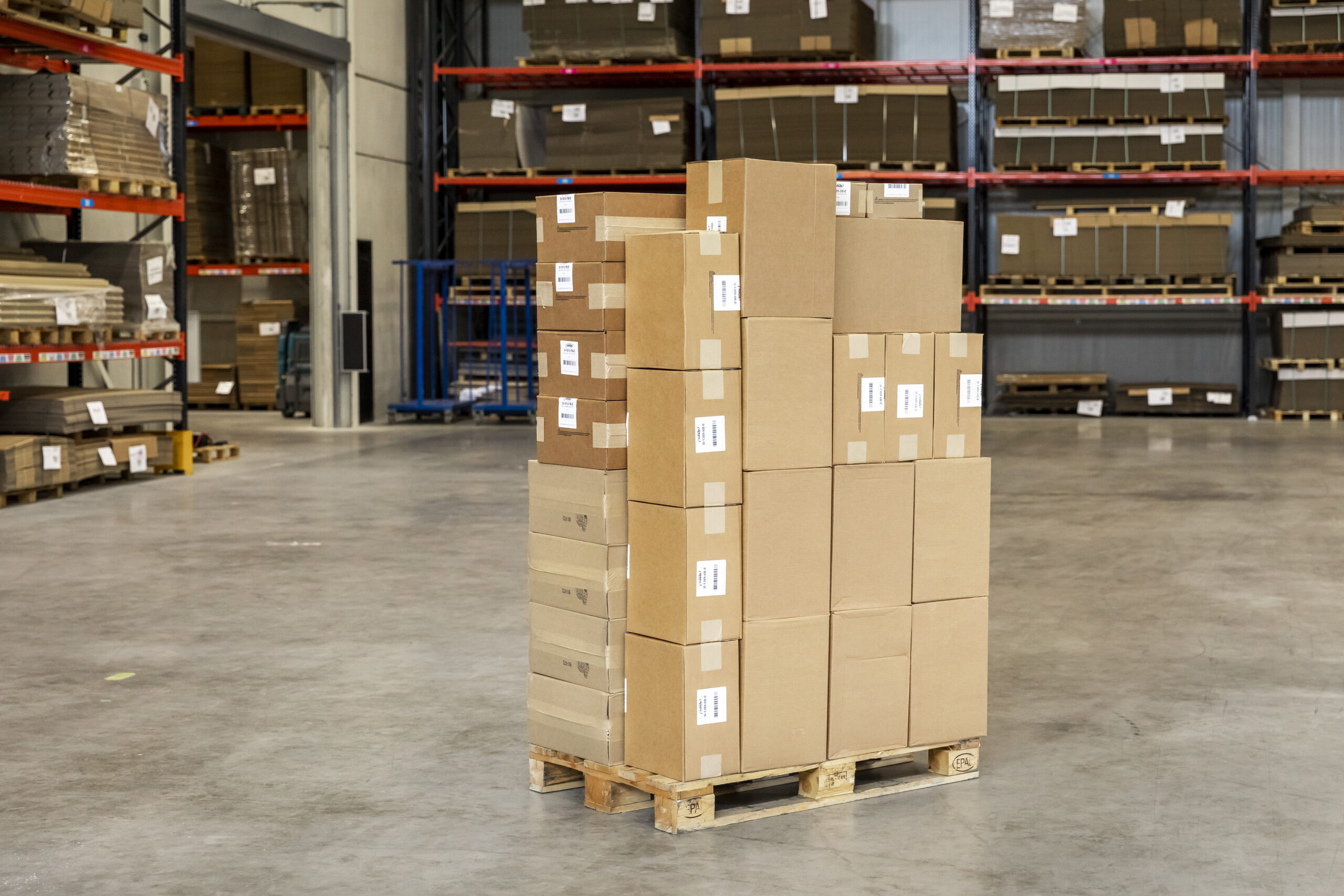 Pallet met dozen gestapeld met behulp van StackAssist voor optimale stabiliteit in een magazijn van Faes.