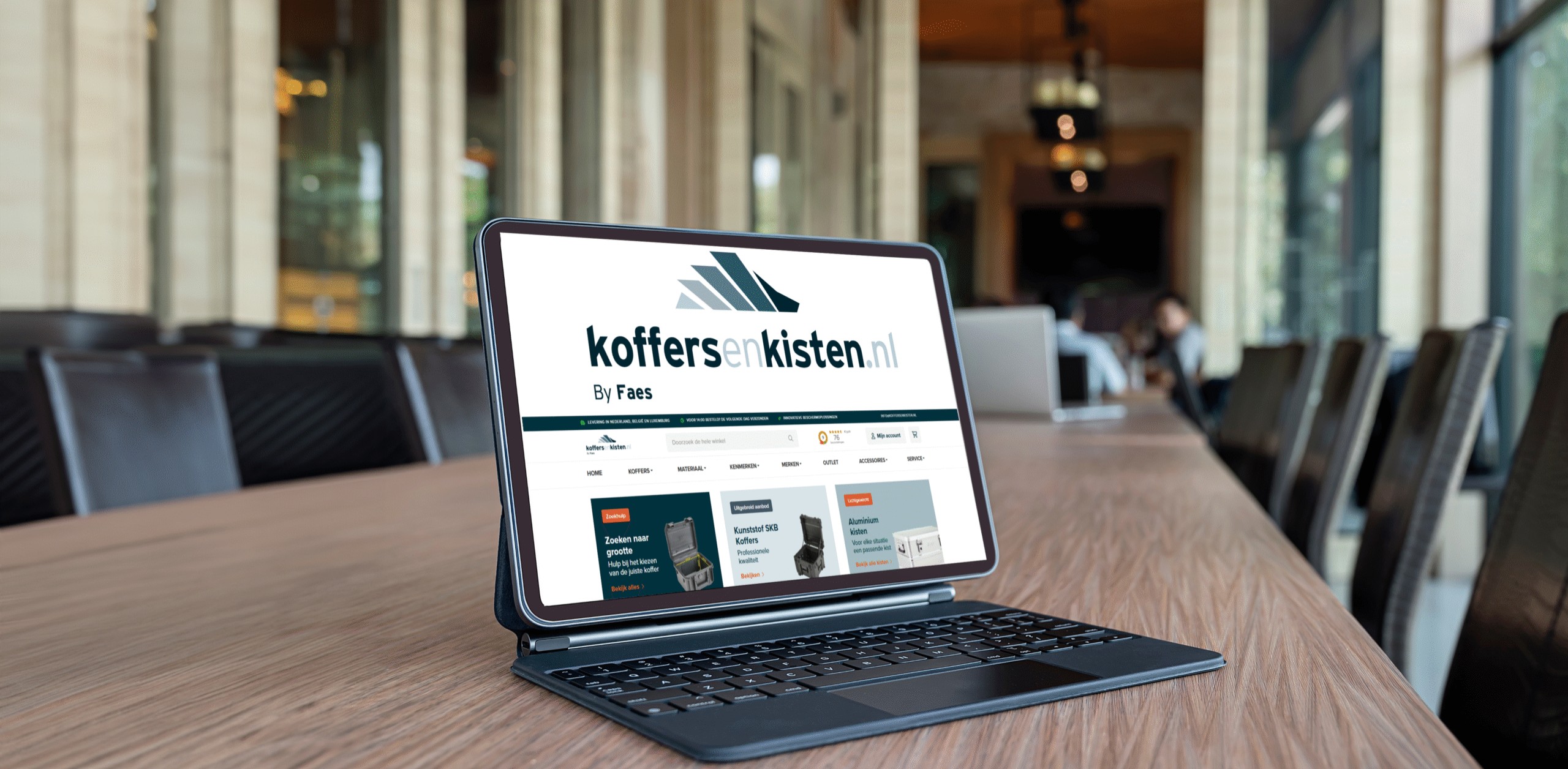 Laptop met Koffersenkisten.nl webshop van Faes geopend op beeldscherm