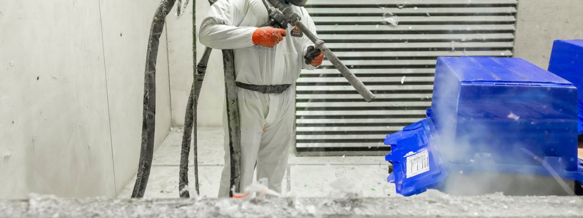 Faes medewerker voert droogijs stralen uit voor reinigen van kunststof bakken