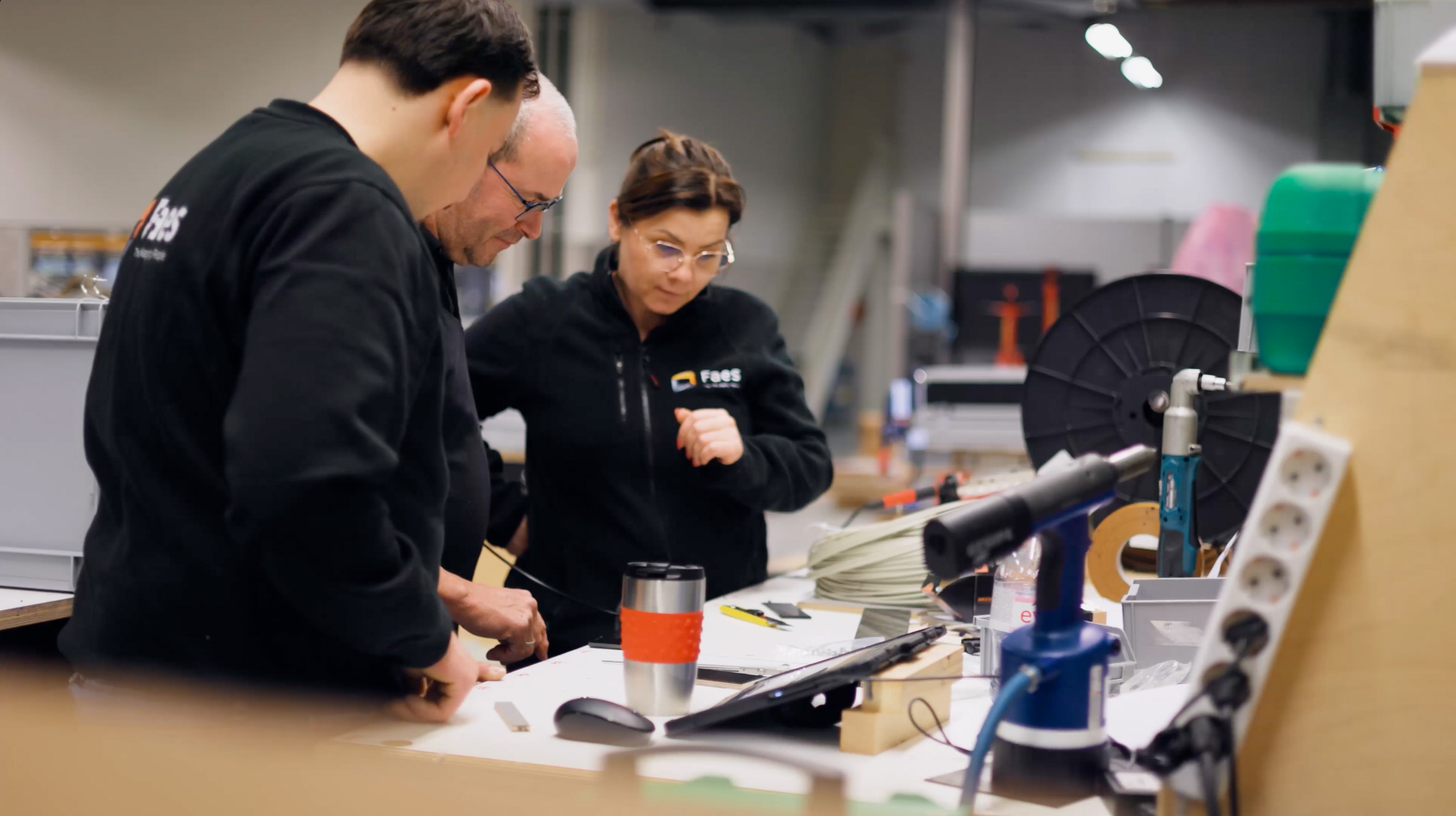 Faes medewerkers werken samen aan maatwerk verpakkingen in de werkplaats