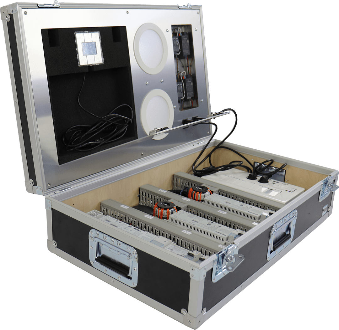 Open trainingskoffer met geïntegreerde elektrotechnische componenten, demonstratie van system integration oplossingen voor training en educatie.