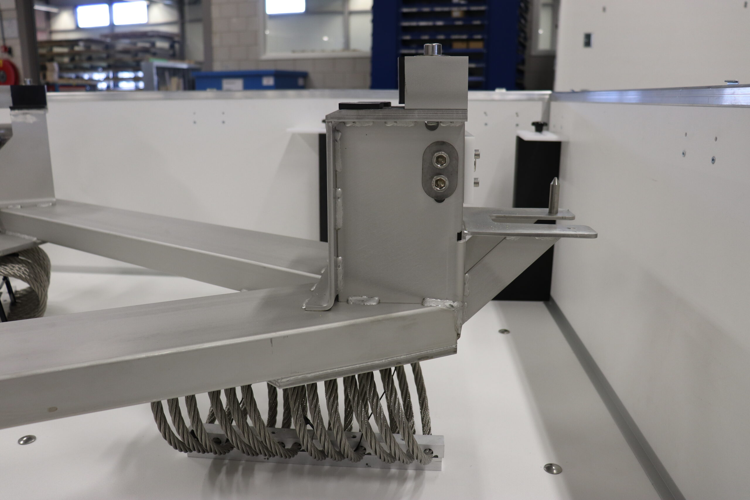 Detailopname van een kabelbevestigingssysteem in een maatwerk verpakkingsoplossing, ontworpen voor stabiliteit en bescherming tijdens transport.