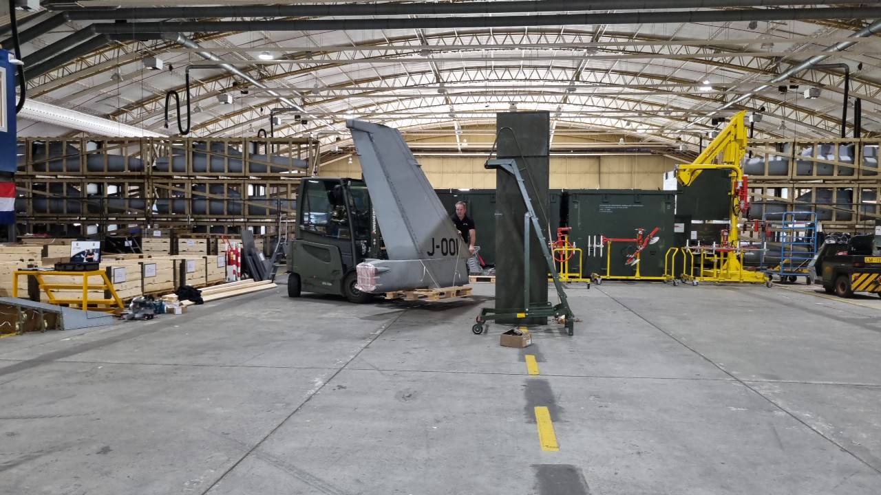 Faes verpakt F-16 vertical tail op locatie