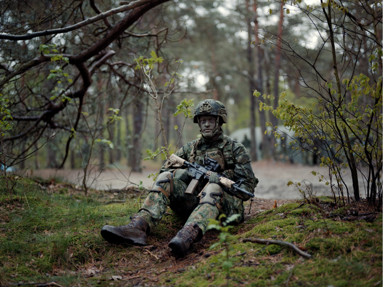 Wat is een militaire transportkist en hoe beschermt die apparatuur?