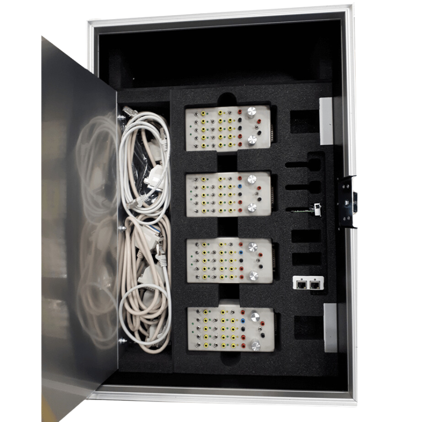 Trainingskoffer met elektronische modules en kabels in op maat gemaakte schuiminlay