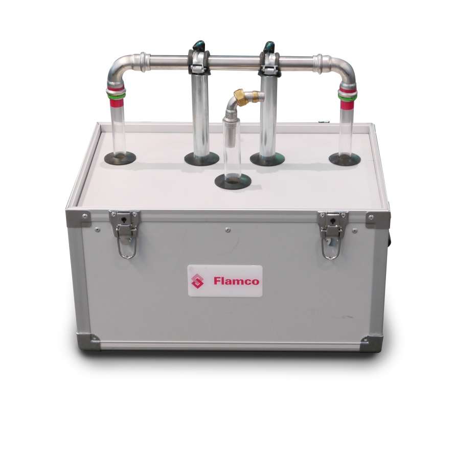 Trainingskoffer van Flamco met buizen en fittingen voor hydraulische toepassingen, geplaatst in een stevige koffer voor praktische trainingssessies.
