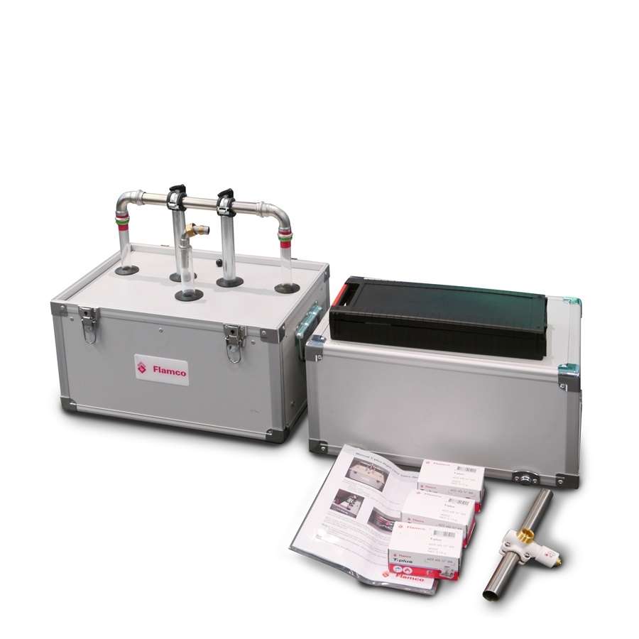 Trainingskoffer van Flamco met pijpleidingen, handleidingen en installatiematerialen voor technische demonstraties en trainingen.